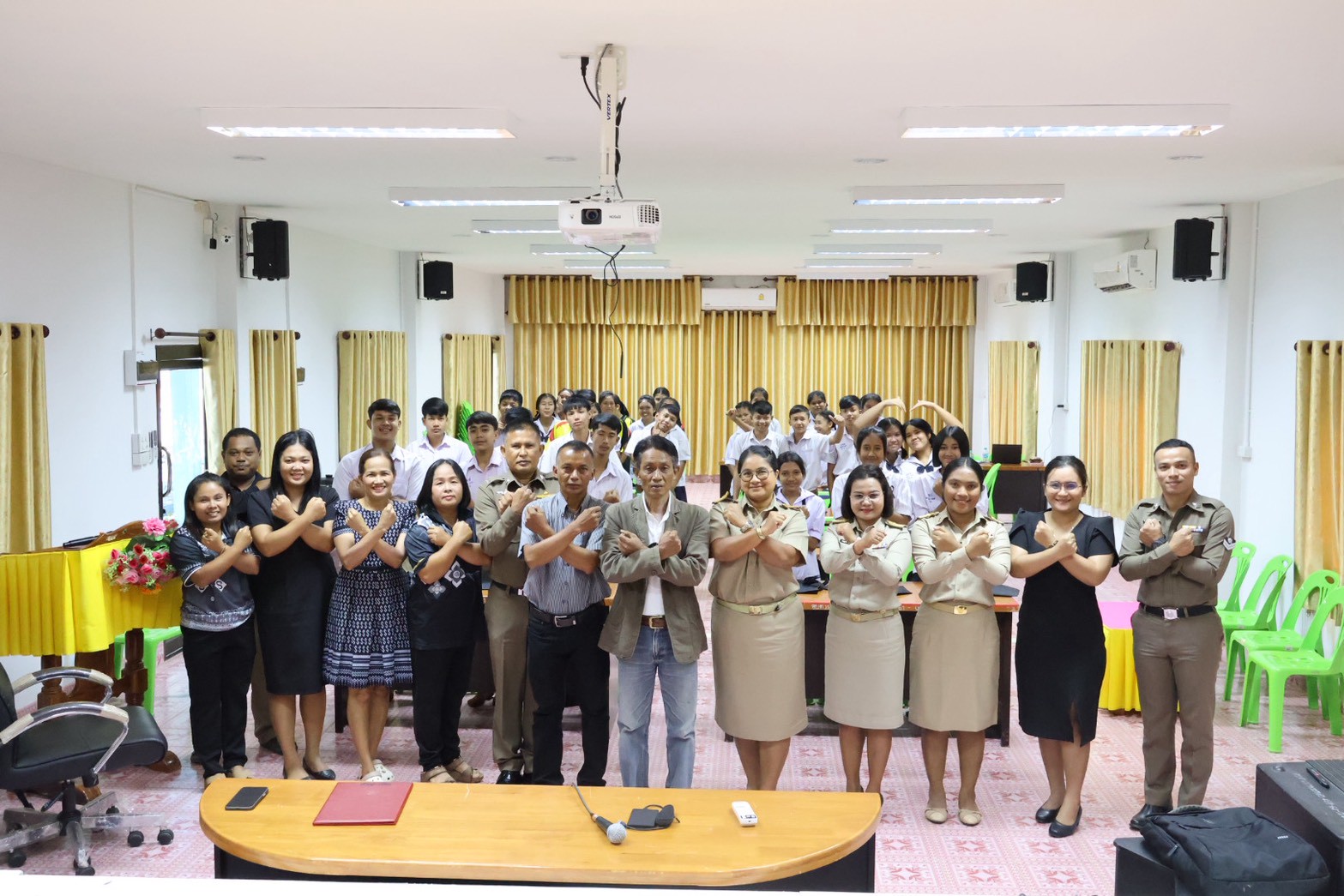 โครงการสร้างภูมิคุ้มกันทางสังคมให้เด็กและเยาวชนองค์การบริหารส่วนตำบลเขาพระทอง   กิจกรรม “โตไปไม่โกง” ประจำปีงบประมาณ พ.ศ.2569
                      องค์การบริหารส่วนตำบลเขาพระทอง ได้ดำเนินโครงการสร้างภูมิคุ้มกันทางสังคมให้เด็กและเยาวชน กิจกรรม “โตไปไม่โกง” ประจำปีงบประมาณ พ.ศ. 2569 เพื่อส่งเสริมให้เด็กและเยาวชนในพื้นที่มีความรู้ ความเข้าใจเกี่ยวกับคุณธรรม จริยธรรม หลักธรรมาภิบาล และการป้องกันการทุจริต ปลูกฝังค่านิยมที่ดีในการดำเนินชีวิต มีจิตสำนึกด้านความซื่อสัตย์สุจริต มีวินัย เคารพกฎระเบียบ และรู้จักแยกแยะผลประโยชน์ส่วนตนและผลประโยชน์ส่วนรวม อันเป็นการสร้างภูมิคุ้มกันทางสังคมให้แก่เด็กและเยาวชนตั้งแต่ระดับพื้นฐาน

                       ในการดำเนินกิจกรรมครั้งนี้ ได้มีการจัดอบรมให้ความรู้ผ่านกิจกรรมเชิงสร้างสรรค์ การบรรยาย การร่วมแสดงความคิดเห็น การทำกิจกรรมกลุ่ม และการสอดแทรกเนื้อหาด้านการต่อต้านการทุจริต เพื่อให้ผู้เข้าร่วมกิจกรรมได้เรียนรู้และตระหนักถึงผลกระทบของการทุจริตที่มีต่อสังคมและประเทศชาติ พร้อมทั้งส่งเสริมให้เด็กและเยาวชนมีความกล้าแสดงออกในสิ่งที่ถูกต้อง มีจิตสาธารณะ และสามารถนำหลักคุณธรรมและจริยธรรมไปประยุกต์ใช้ในชีวิตประจำวันได้อย่างเหมาะสม

                    โครงการดังกล่าวถือเป็นส่วนหนึ่งในการขับเคลื่อนนโยบายด้านการส่งเสริมคุณธรรม จริยธรรม และความโปร่งใสในการดำเนินงานขององค์การบริหารส่วนตำบลเขาพระทอง ตามหลักธรรมาภิบาลและการป้องกันการทุจริต โดยมุ่งหวังให้เด็กและเยาวชนเติบโตเป็นพลเมืองที่มีคุณภาพ มีความรับผิดชอบต่อสังคม และเป็นกำลังสำคัญในการพัฒนาชุมชนและประเทศชาติต่อไปในอนาคต